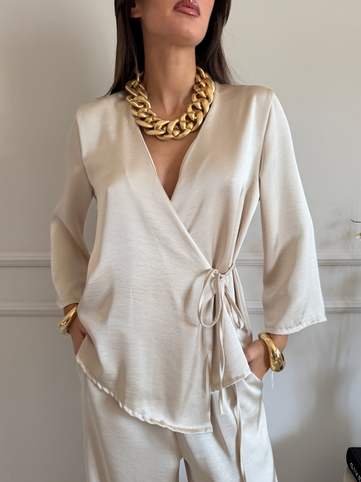 Completo in raso effetto satinato con blusa incrociata e pantalone palazzo