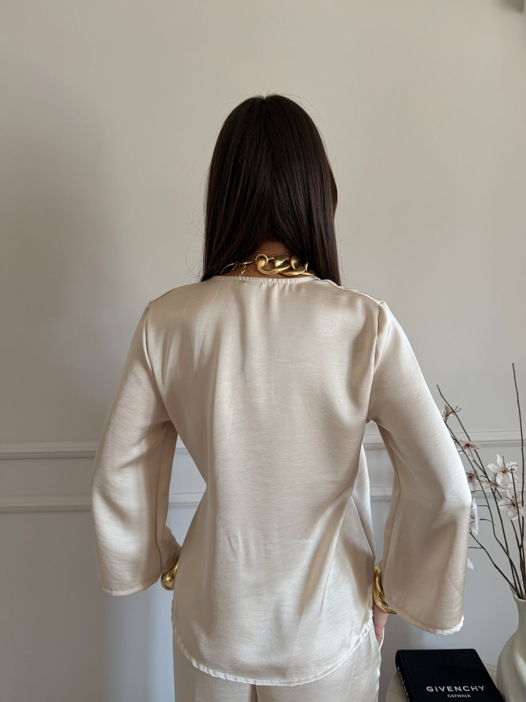 Completo in raso effetto satinato con blusa incrociata e pantalone palazzo