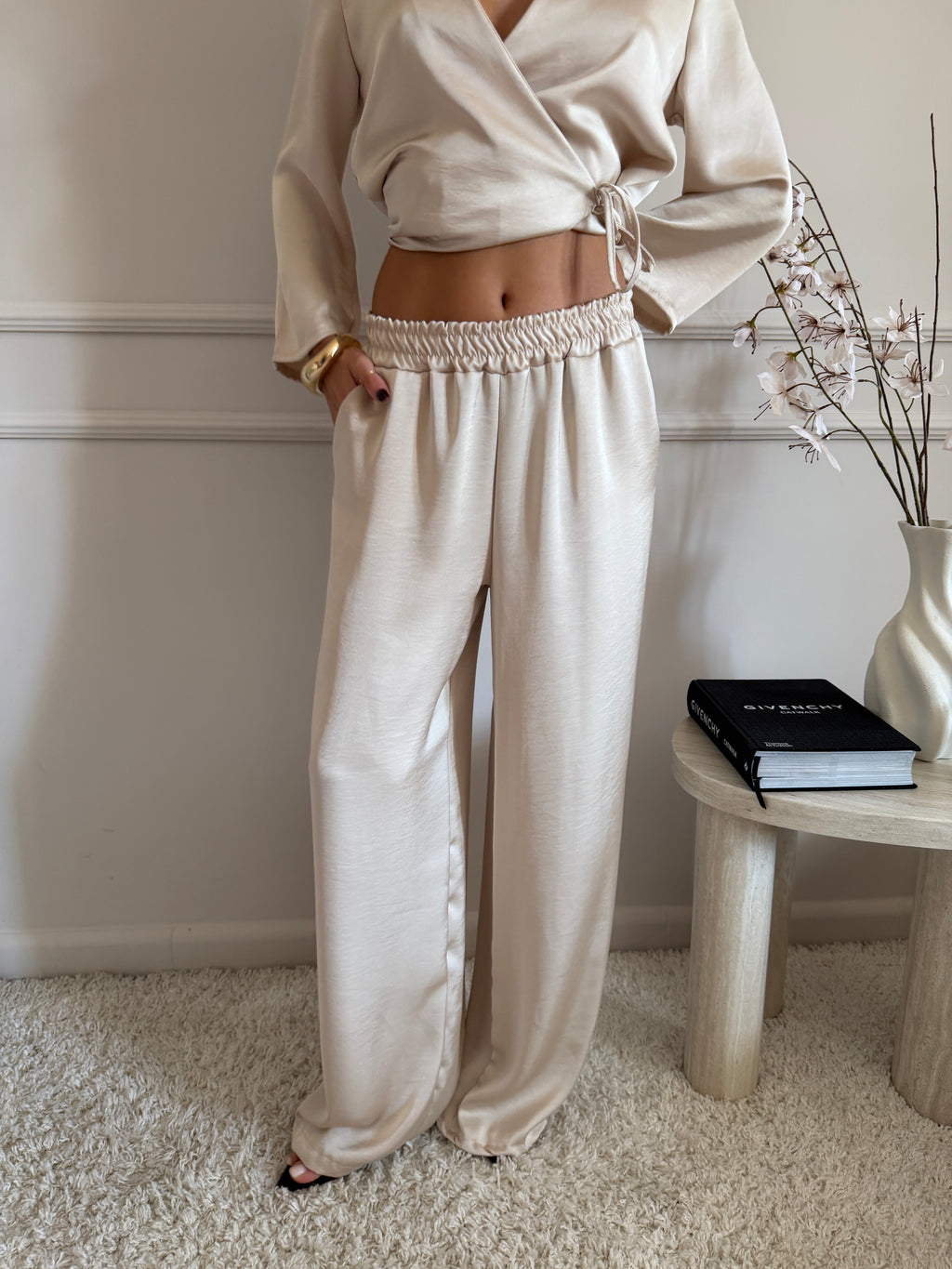 Completo in raso effetto satinato con blusa incrociata e pantalone palazzo