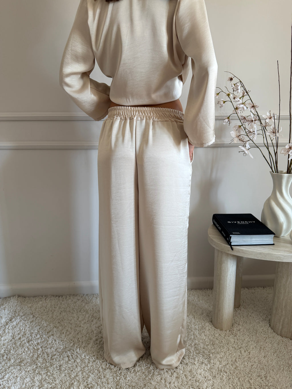 Completo in raso effetto satinato con blusa incrociata e pantalone palazzo