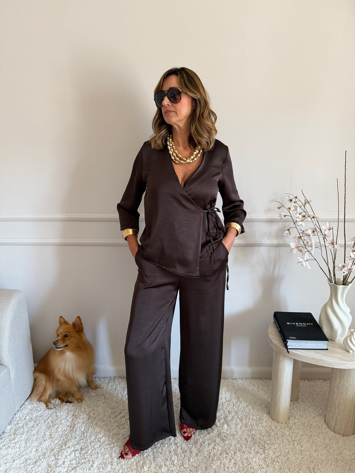 Completo in raso effetto satinato con blusa incrociata e pantalone palazzo
