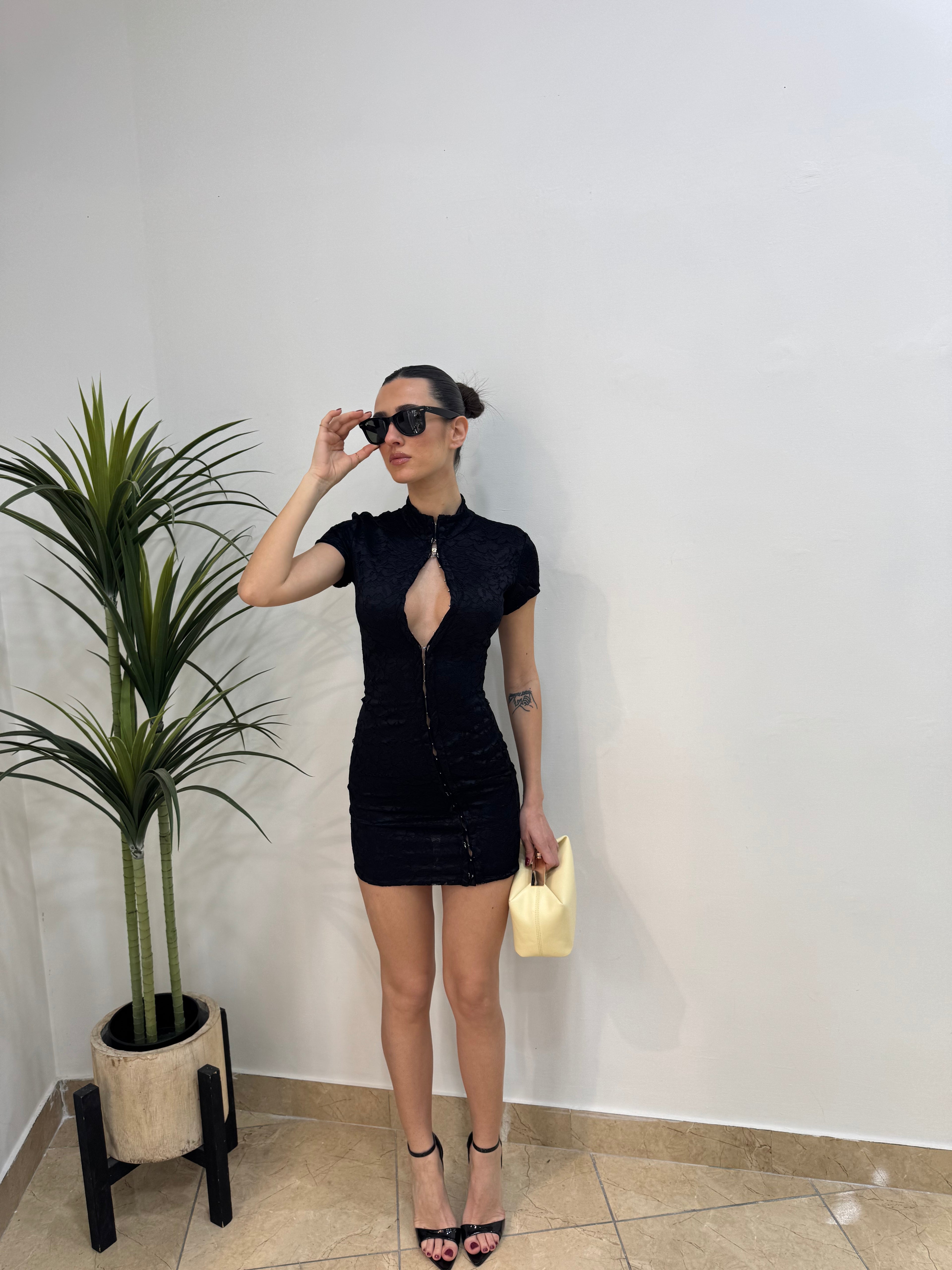 Abito Mini Nero in pizzo con  Gancetti Frontale – Manica Corta