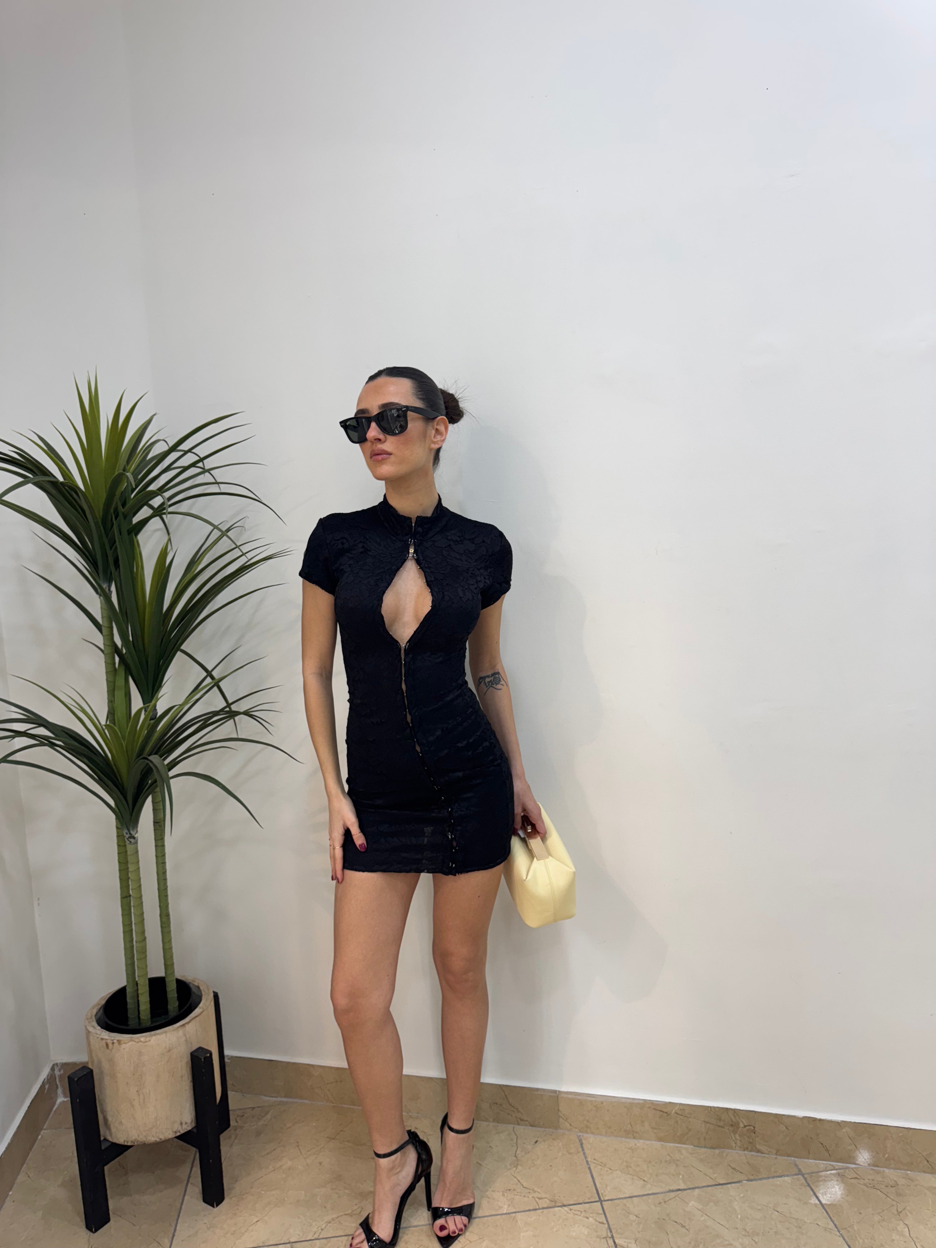 Abito Mini Nero in pizzo con  Gancetti Frontale – Manica Corta