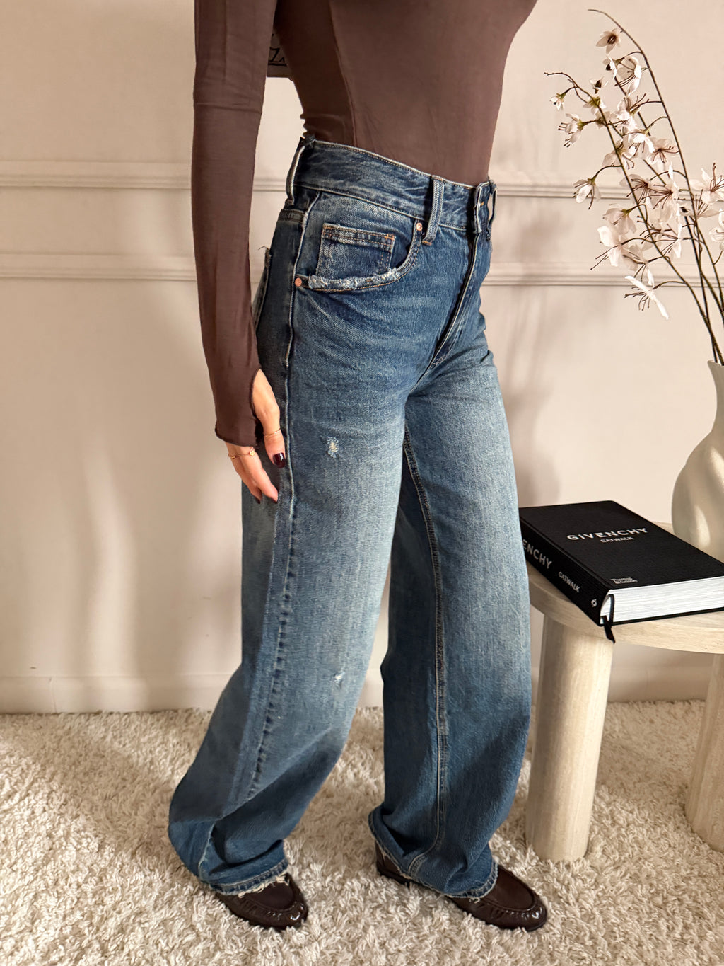 Jeans wide leg con orlo sfrangiato