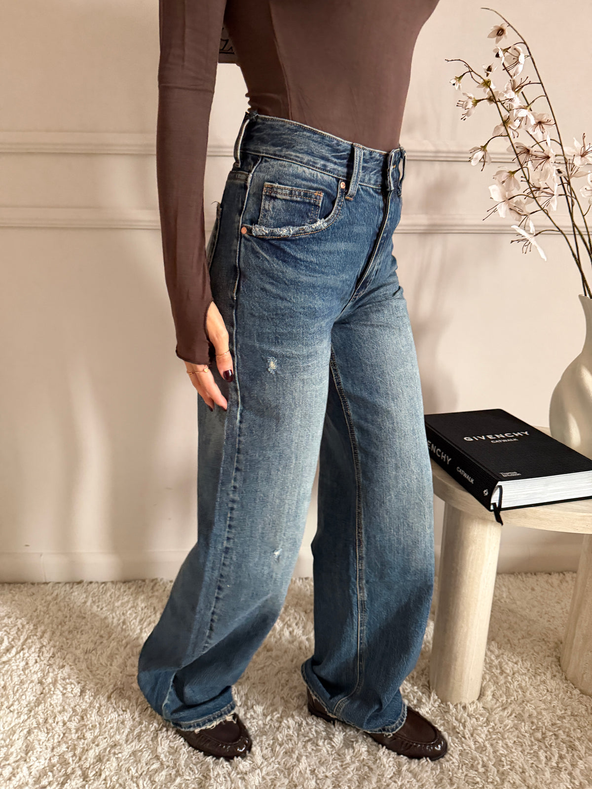 Jeans wide leg con orlo sfrangiato