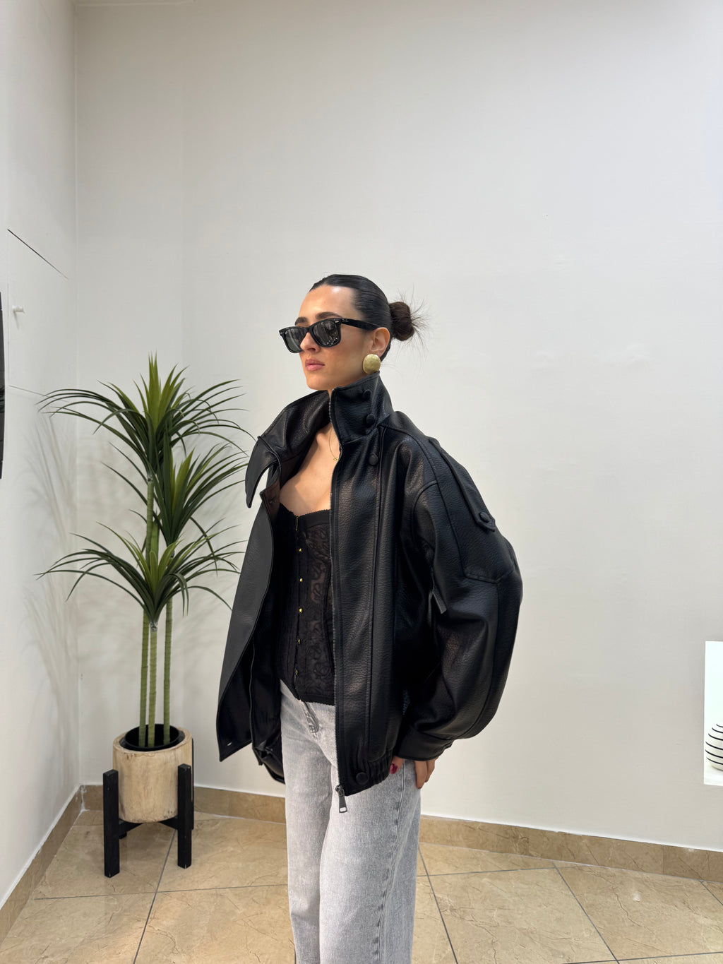 Bomber Effetto Pelle Nera Oversize con Collo Alto e Zip