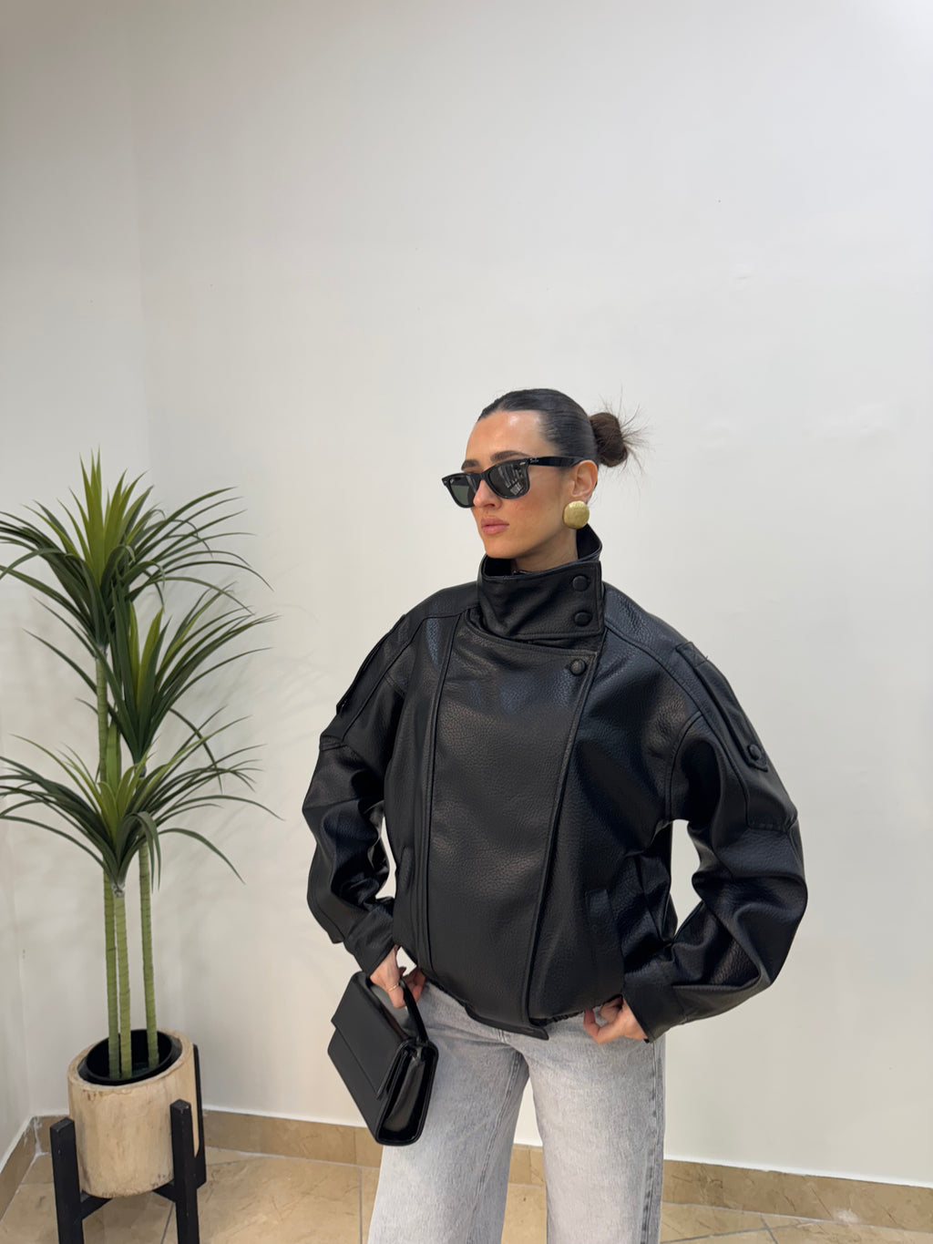 Bomber Effetto Pelle Nera Oversize con Collo Alto e Zip
