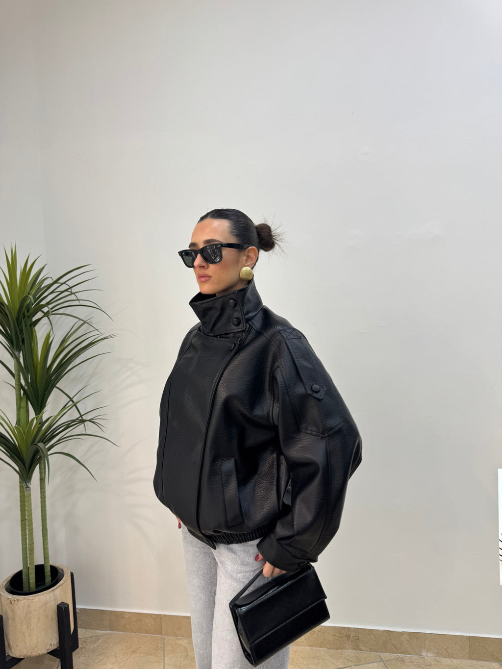 Bomber Effetto Pelle Nera Oversize con Collo Alto e Zip