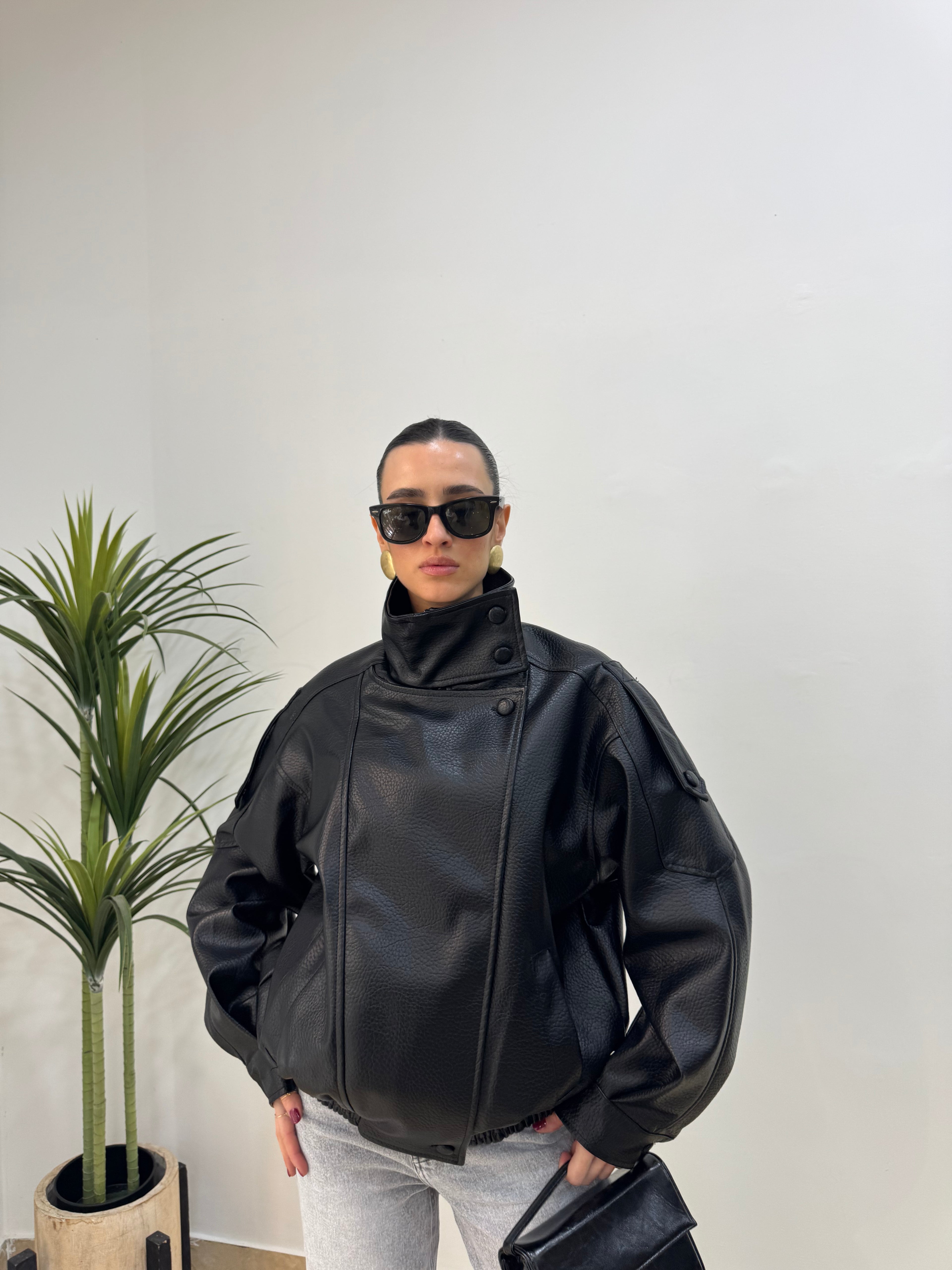 Bomber Effetto Pelle Nera Oversize con Collo Alto e Zip