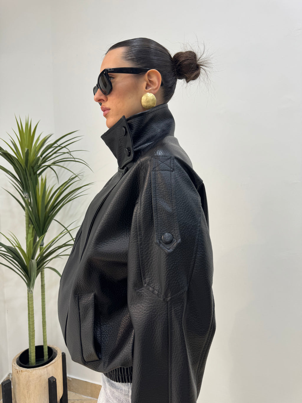 Bomber Effetto Pelle Nera Oversize con Collo Alto e Zip