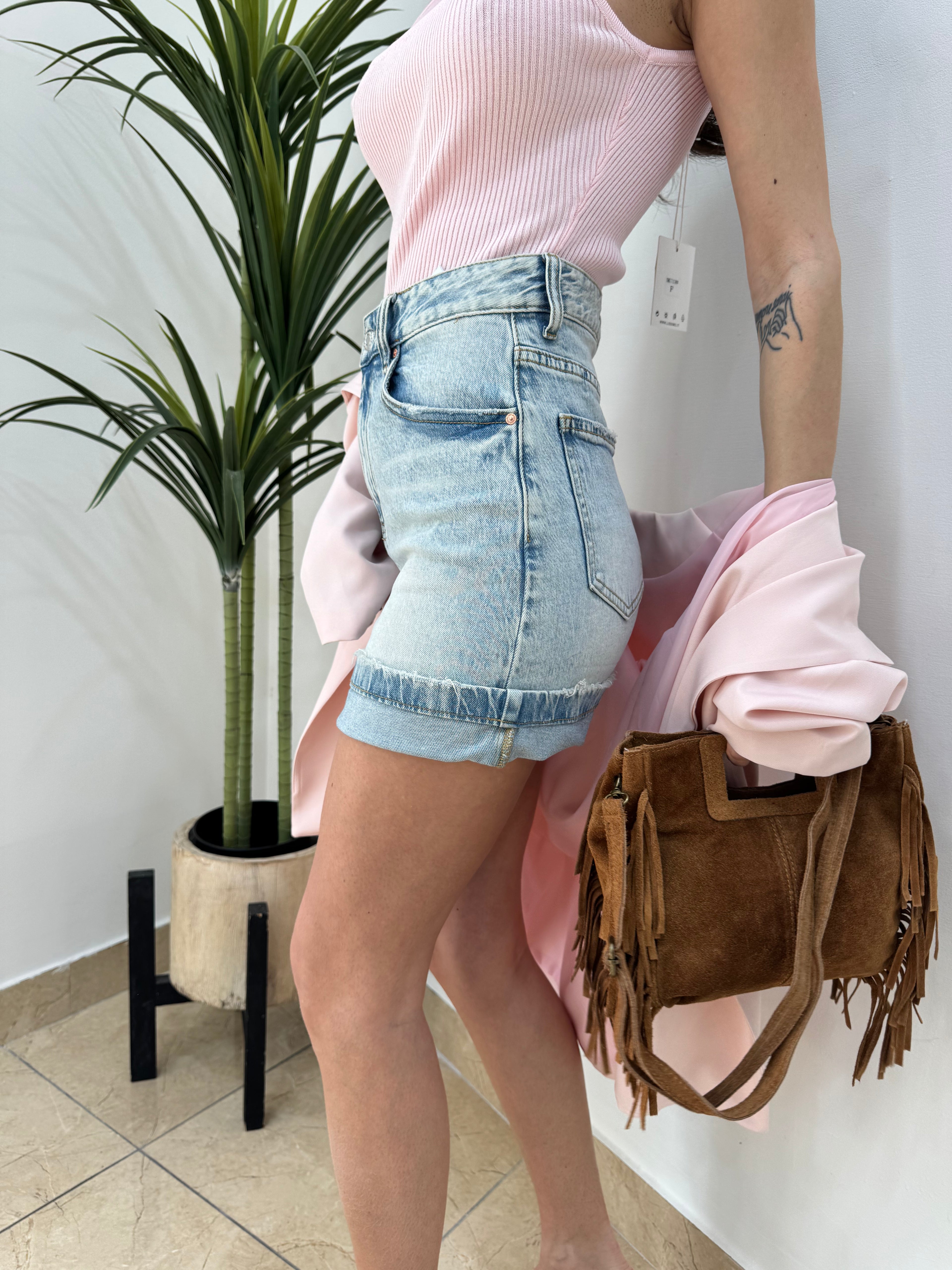Gonna mini denim chiaro – fit aderente con risvolto