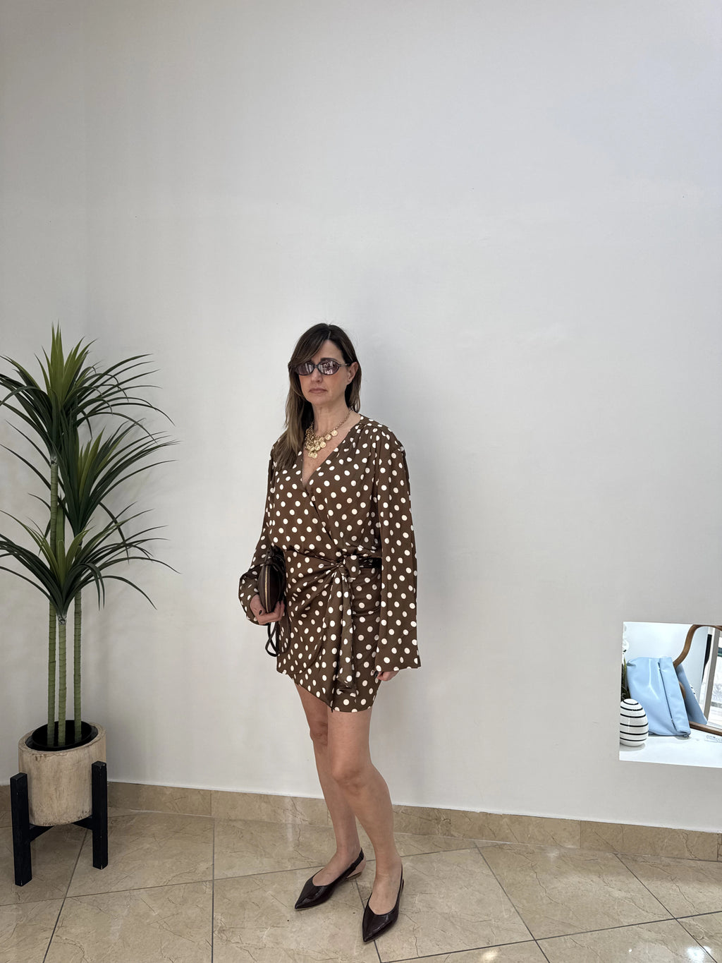 Abito marrone con stampa a pois