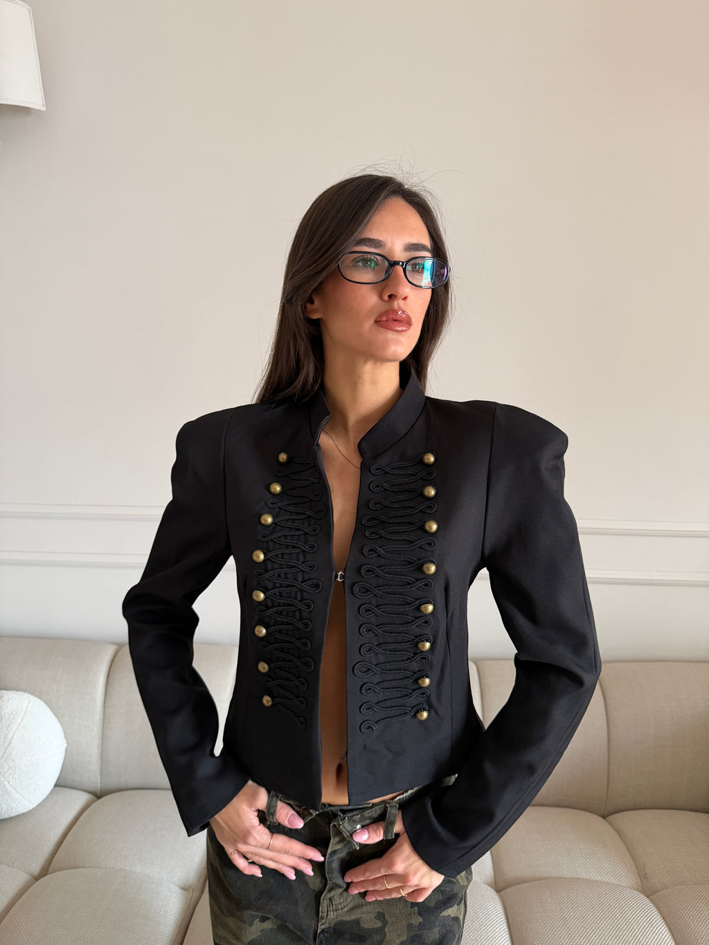 Giacca Cropped Stile Militare con Bottoni Dorati