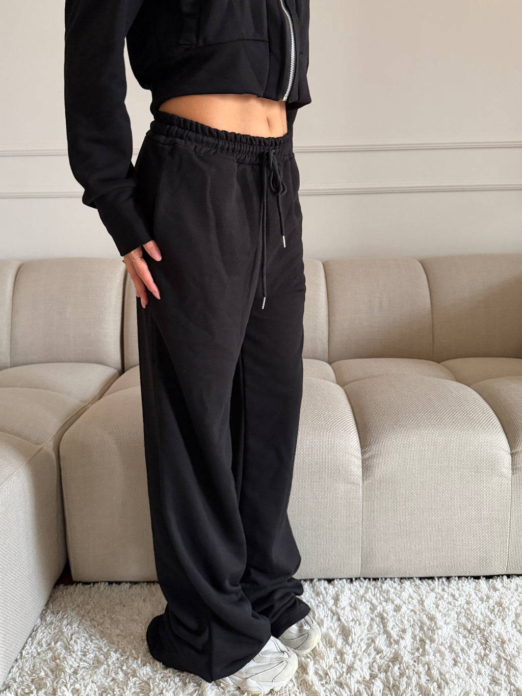 Coordinato in tuta  con Felpa Cropped e Pantalone fondo largo