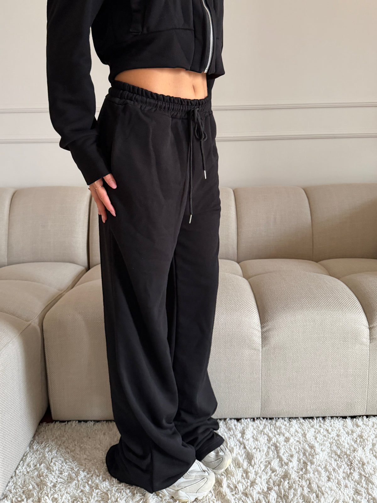 Coordinato in tuta  con Felpa Cropped e Pantalone fondo largo
