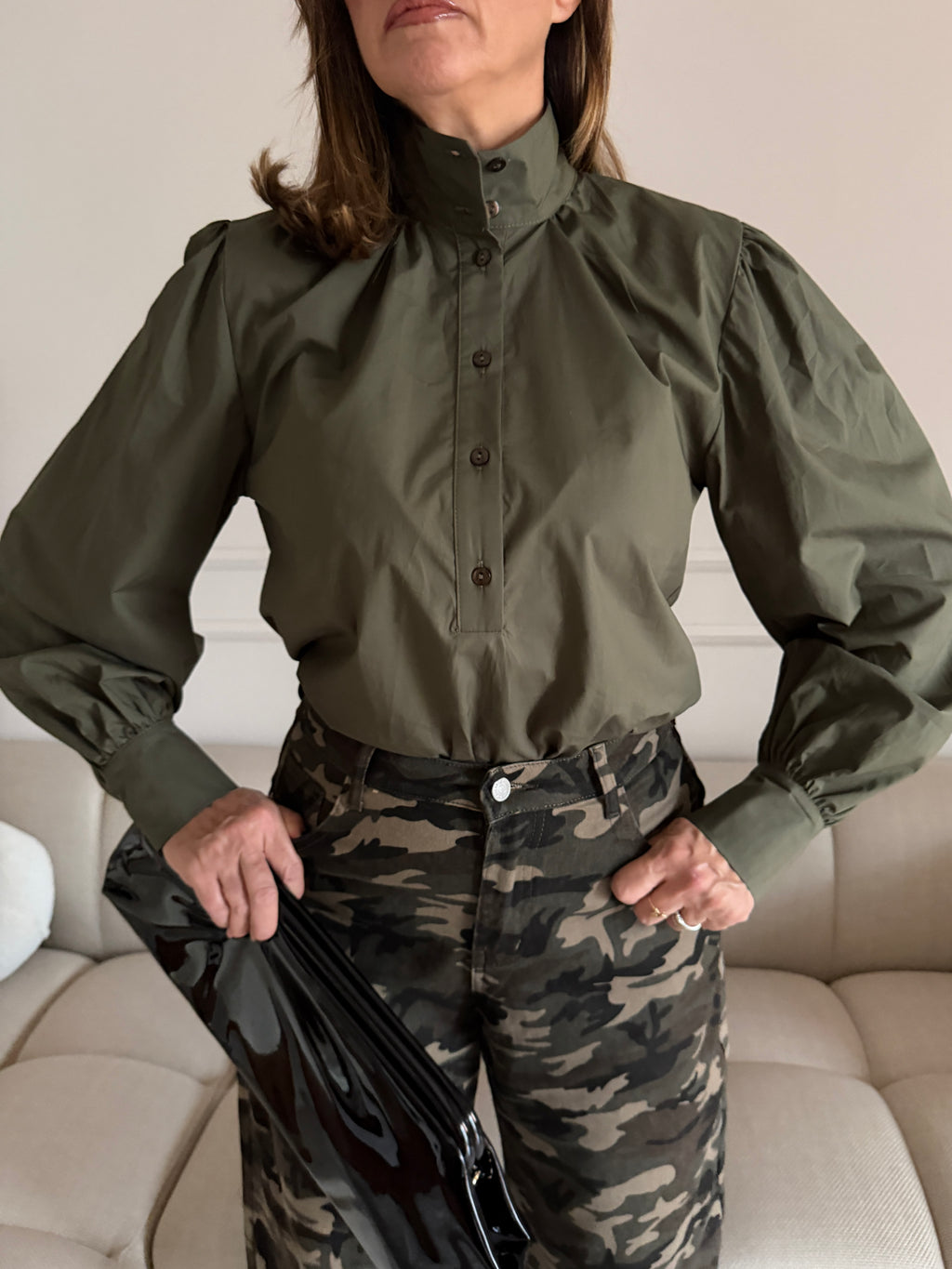 Blusa con Collo Alto e Maniche a Sbuffo