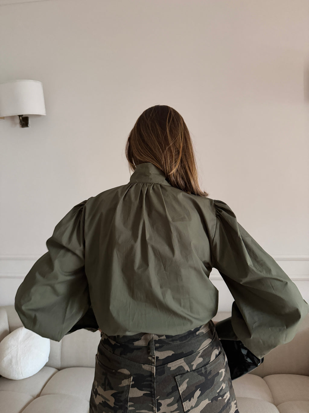 Blusa con Collo Alto e Maniche a Sbuffo