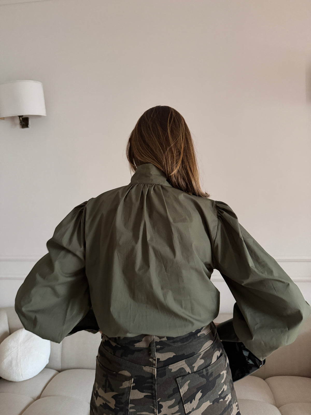 Blusa con Collo Alto e Maniche a Sbuffo