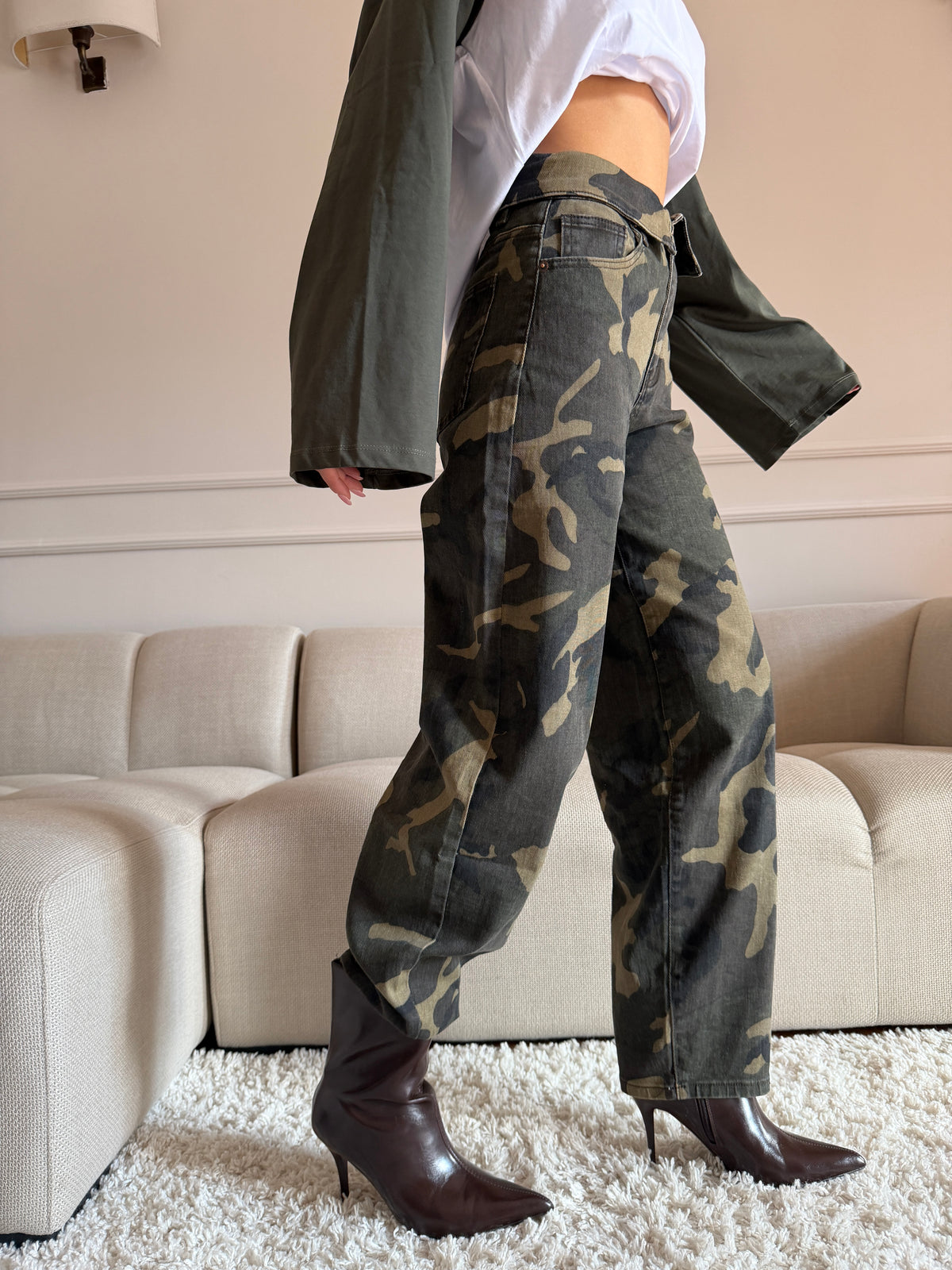 Jeans Camouflage con Vita Asimmetrica