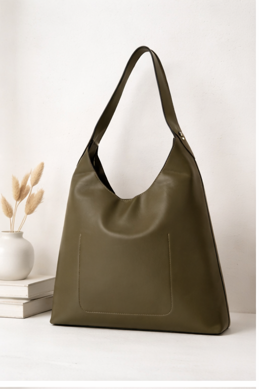 Modello Hobo Bag minimal in similpelle