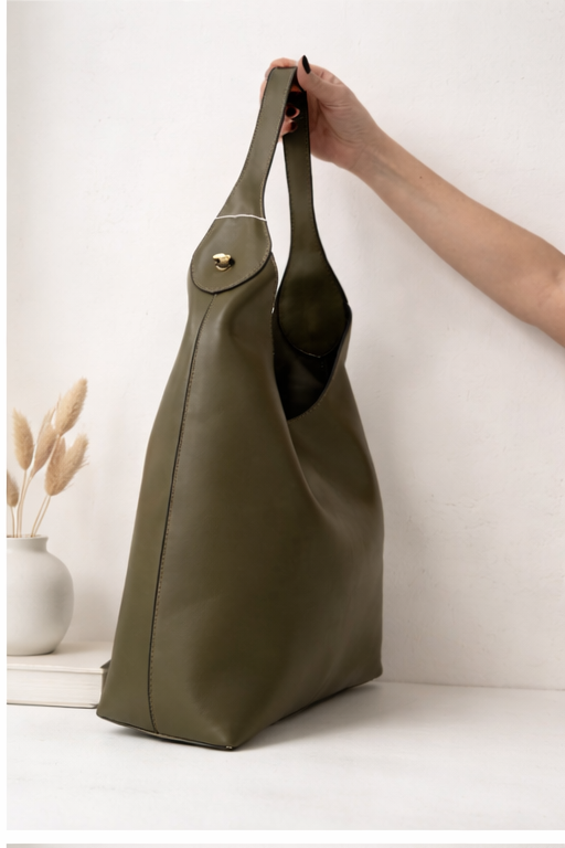 Modello Hobo Bag minimal in similpelle