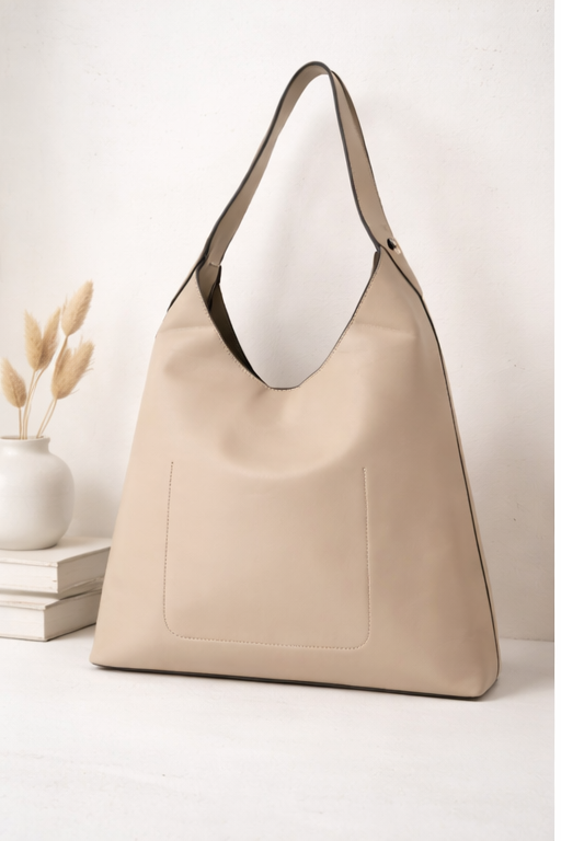 Modello Hobo Bag minimal in similpelle