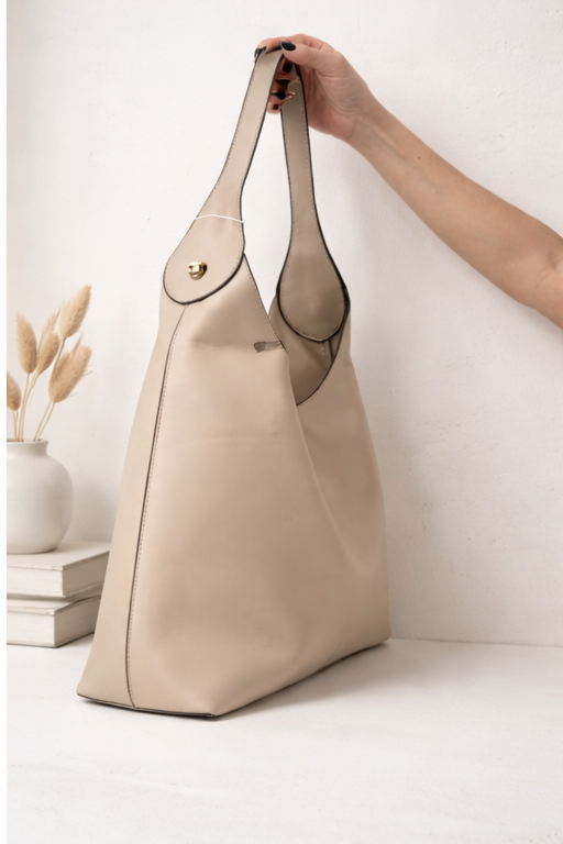 Modello Hobo Bag minimal in similpelle